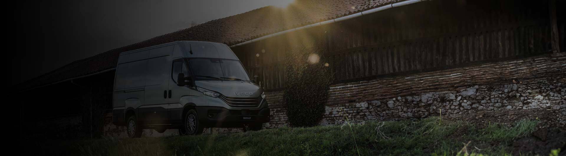 Zielony Iveco Daily furgon w wersji blaszak – nowoczesny samochód dostawczy z oszczędnym silnikiem, dużą przestrzenią ładunkową i zaawansowanymi systemami wspomagania kierowcy