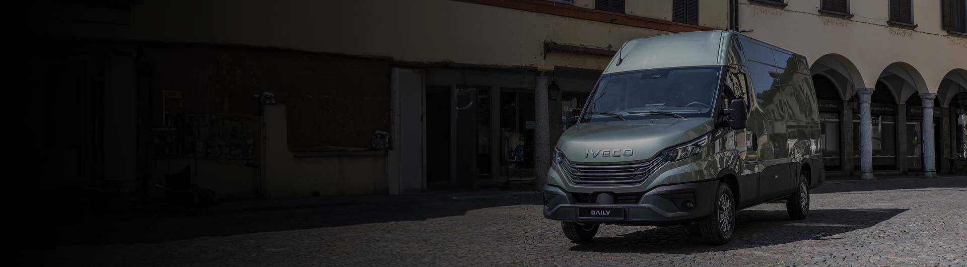 Samochód dostawczy Iveco Daily zaparkowany na placu miejskim – nowoczesne wyposażenie kabiny i systemy wspomagające kierowcę zapewniające wygodę i bezpieczeństwo jazdy