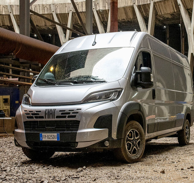 Samochód dostawczy Fiat Ducato zaparkowany w hali przemysłowej – autoryzowany serwis Fiat Professional oferujący pełen zakres usług serwisowych w sieci Uni-Truck