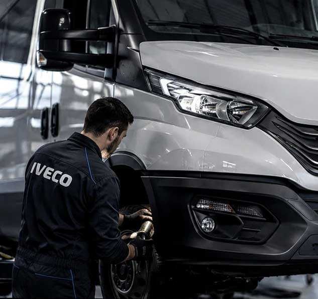 Logo marki IVECO na białym tle