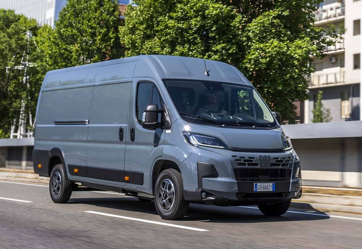 Nowy Fiat Ducato w kolorze szarym podczas jazdy po mieście – samochód dostawczy w ofercie leasingowej UNI-TRUCK