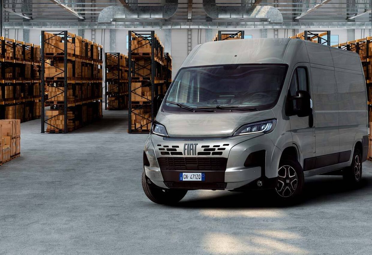 Fiat Ducato furgon w magazynie – samochód dostawczy o dużej ładowności, idealny do transportu i usług logistycznych