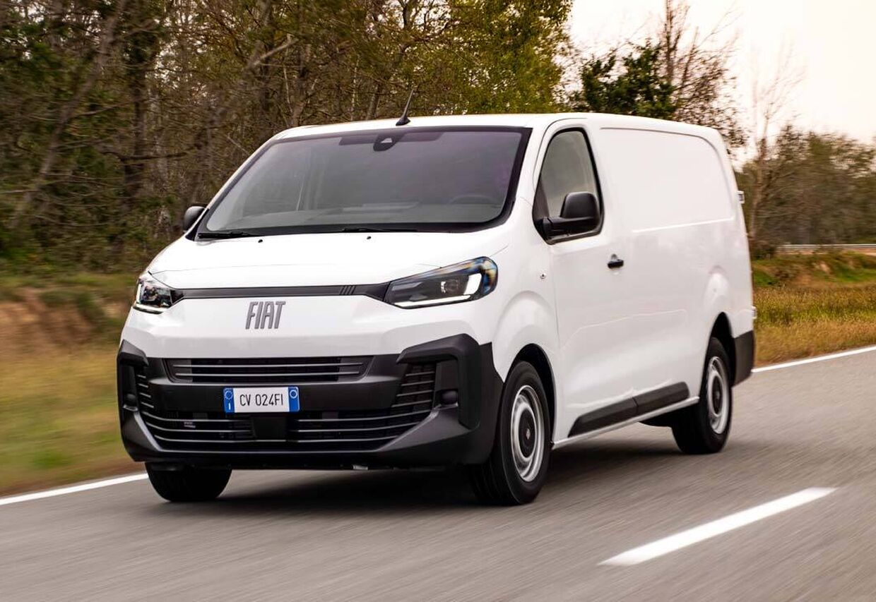 Fiat Scudo biały van dostawczy jadący po drodze – ekonomiczny i funkcjonalny samochód dla firm