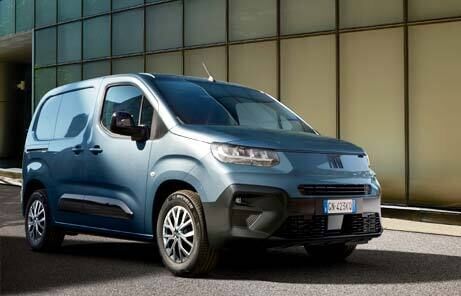 Nowy Fiat Doblo w kolorze niebieskim – kompaktowy samochód dostawczy idealny do pracy w mieście i trasie