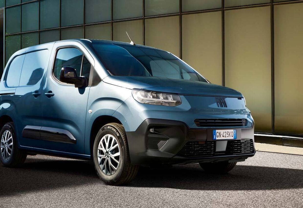 Fiat Doblo 2024 zaparkowany przed budynkiem – model z silnikiem diesla 1.5 l, pojemny i ekonomiczny pojazd dostawczy