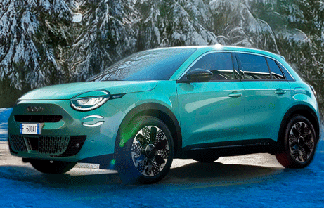 Fiat 600 Hybrid w kolorze turkusowym przed budynkiem – nowoczesny miejski crossover