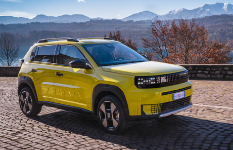 Fiat Grande Panda E w kolorze żółtym – elektryczny crossover z zasięgiem do 320 km, idealny do jazdy miejskiej i w trasie