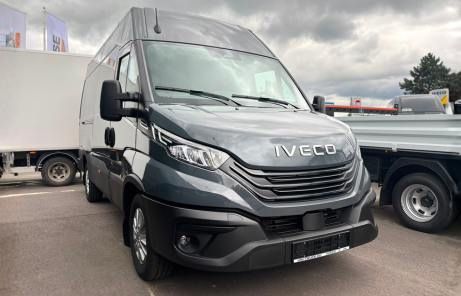 Szary samochód dostawczy Iveco Daily zaparkowany na placu