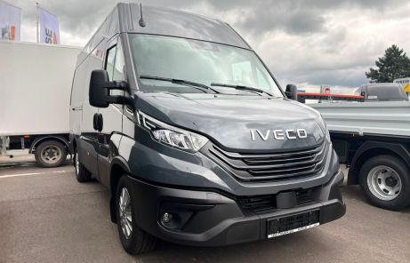 Szary Iveco Daily Furgon z oświetleniem LED na placu Uni-Truck – oferta promocyjna samochodu dostawczego.