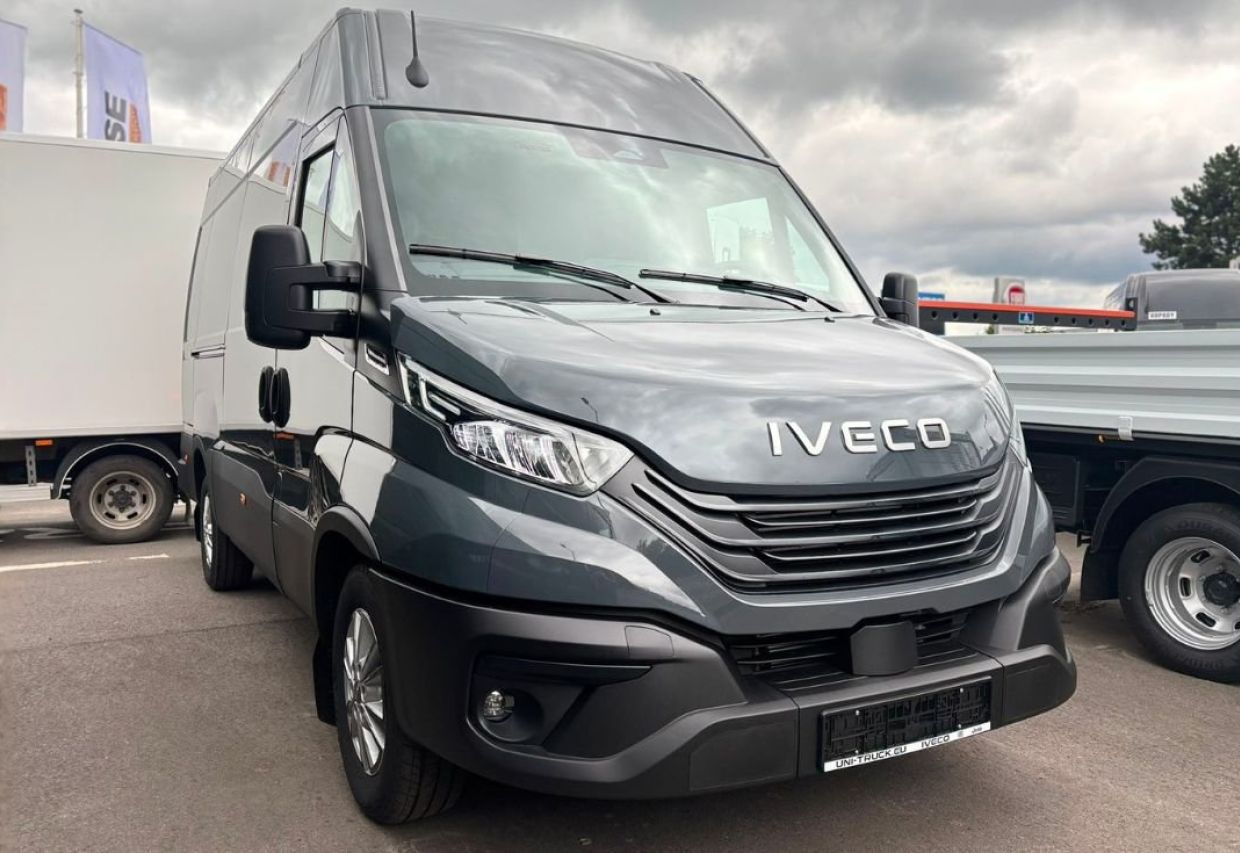Szary dostawczy Iveco stojący na placu, ujęcie z przodu i prawego boku pojazdu