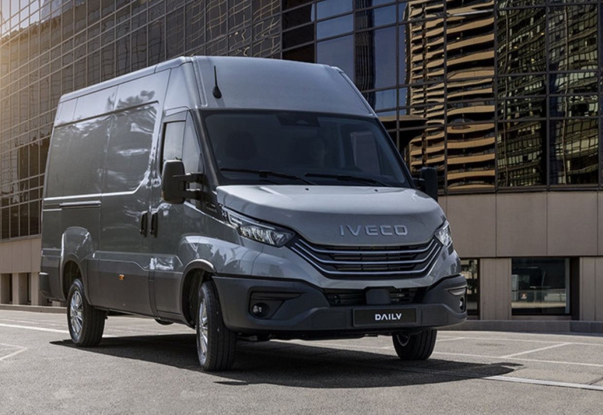 Grafitowy IVECO Daily furgon w mieście – leasing od 999 zł/mies w Uni-Truck