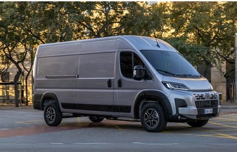 Szary Fiat Ducato furgon – widok z przodu, wynajem od 1 020 zł/mies w Uni-Truck