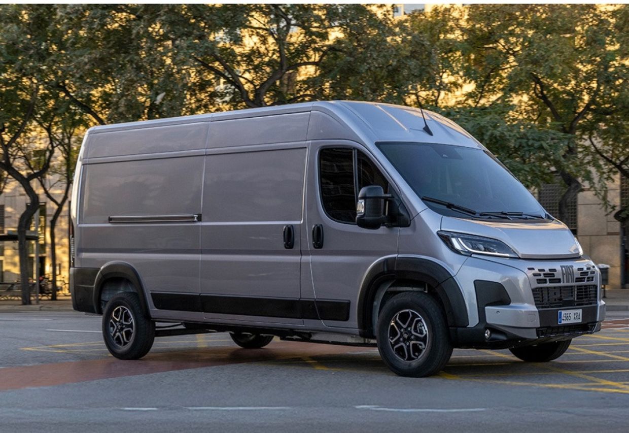 Szary Fiat Ducato furgon z boku – samochód dostawczy w wynajmie długoterminowym, Uni-Truck