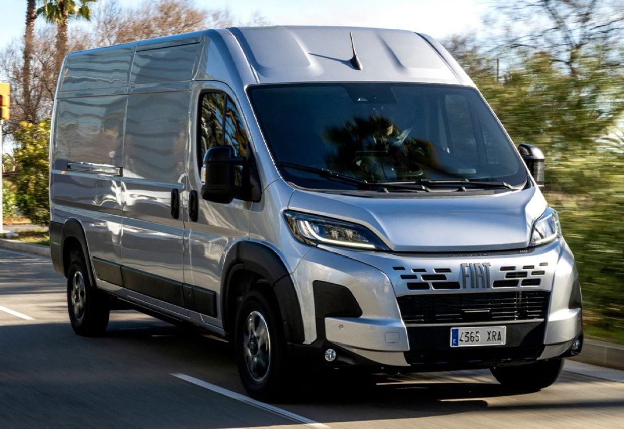 Fiat Ducato furgon przy salonie Uni-Truck – leasing i wynajem dla firm