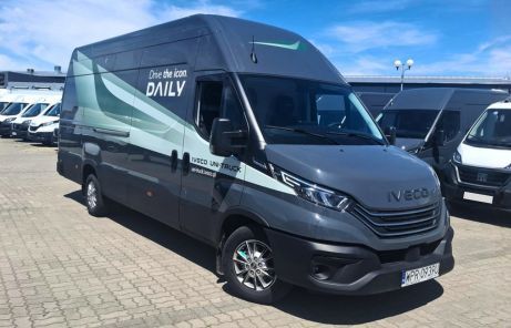 Iveco Daily Demo – grafitowy samochód dostawczy zaparkowany na placu dealerskim w promocyjnej ofercie Uni-Truck.