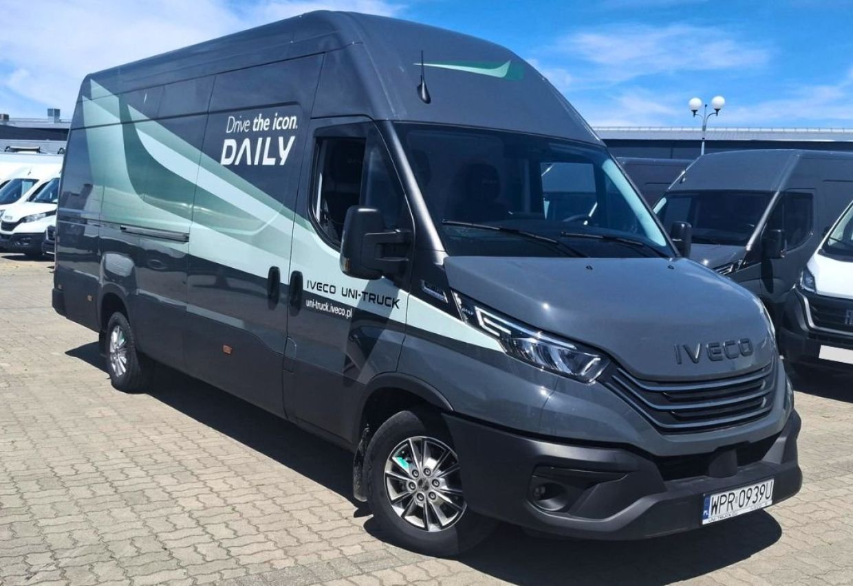 Promocja Iveco Daily Demo – grafitowy samochód dostawczy Iveco Daily prezentowany na placu sprzedaży Uni-Truck. Sprawdź dostępne modele dostawcze.