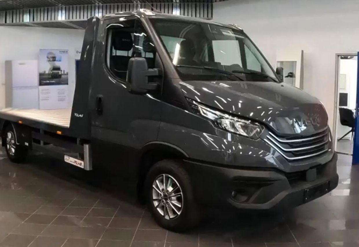 Promocja Iveco Daily z zabudową lawety – samochód do transportu pojazdów dostępny w ofercie Uni-Truck.