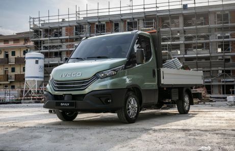 Iveco Daily z zabudową wywrotki na placu budowy – promocyjna oferta samochodów dostawczych Uni-Truck.