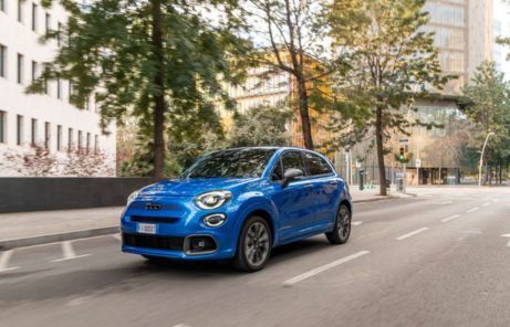 Fiat 500 Hybrid na miejskiej ulicy – promocyjna oferta pożyczki na samochody Fiat dostępna w Uni-Truck.