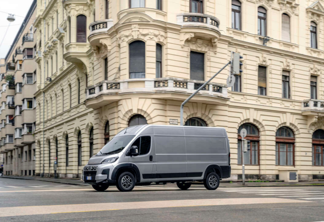 Fiat Ducato w miejskiej scenerii – promocyjna oferta samochodów dostawczych Fiat Professional w Uni-Truck.
