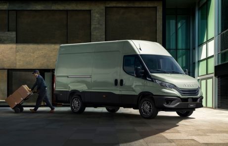 Samochód dostawczy Iveco podczas załadunku przesyłek przed magazynem.