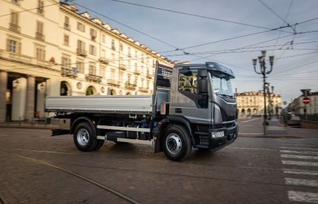 Szary samochód ciężarowy Iveco Eurocargo z białą zabudową na ulicy w centrum miasta