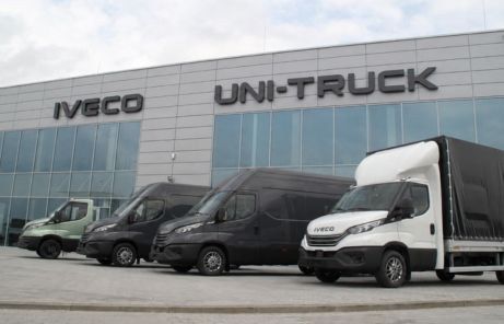 Flota samochodów Iveco Daily przed budynkiem salonu i serwisu Uni-Truck