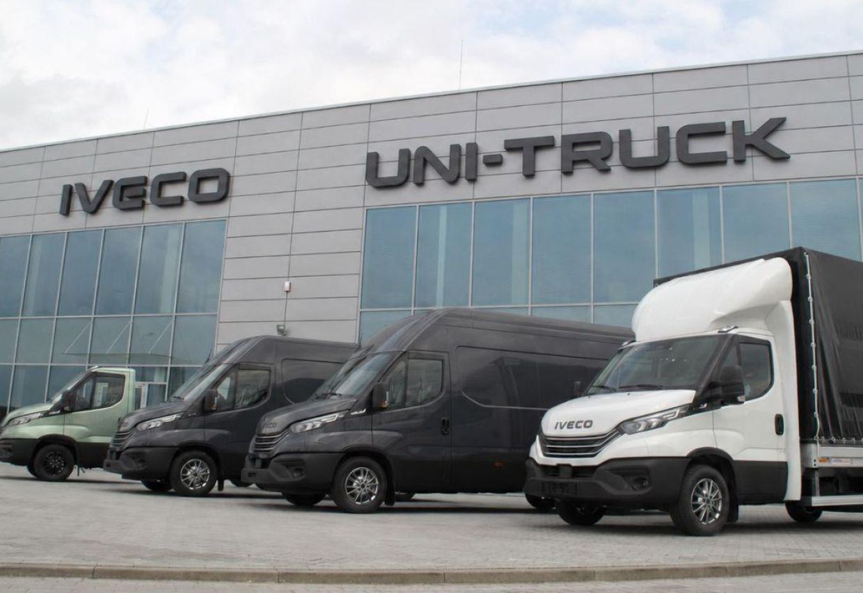 IVECO Daily zaparkowane przed budynkiem podczas załadunku towaru