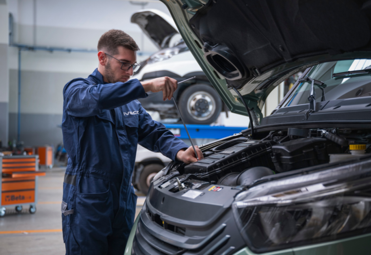Mechanik IVECO wykonujący serwis pojazdu w Autoryzowanym Serwisie IVECO